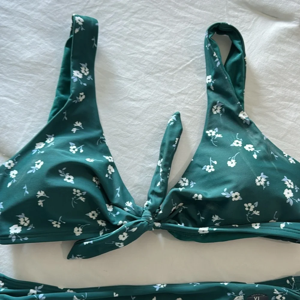 Swimsuit - Picture 3 of 6